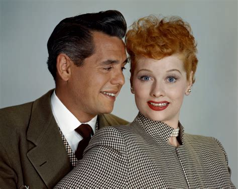 ¡Experimenta la magia de I Love Lucy con Lucille Ball y Desi Arnaz en una comedia hilarante sobre el amor y la vida cotidiana!